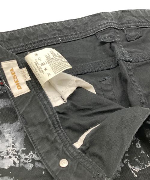 DIESEL（ディーゼル）DIESEL (ディーゼル) ペイント加工ストレートデニムパンツ ブラック サイズ:	SIZE 30の古着・服飾アイテム