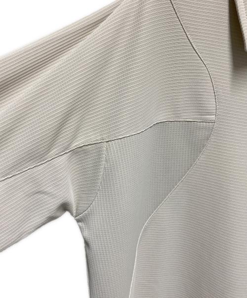 OAKLEY（オークリー）OAKLEY (オークリー) フロントロゴスキッパーカットソー ベージュ サイズ:Mの古着・服飾アイテム