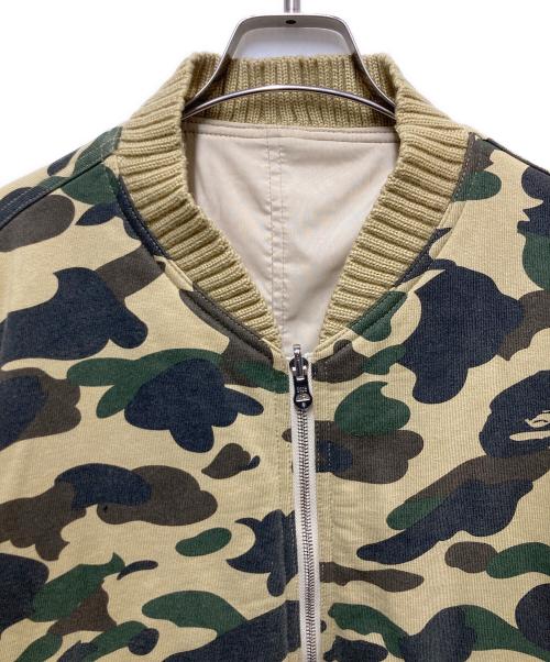 A BATHING APE（アベイシングエイプ）A BATHING APE (アベイシングエイプ) 1stカモリバーシブルボンバーブルゾン ベージュ×グリーン サイズ:Mの古着・服飾アイテム