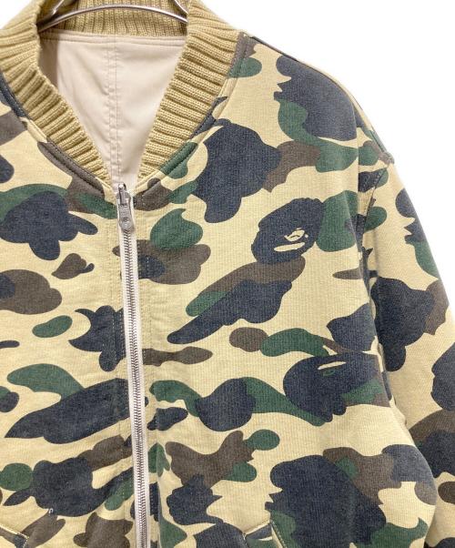 A BATHING APE（アベイシングエイプ）A BATHING APE (アベイシングエイプ) 1stカモリバーシブルボンバーブルゾン ベージュ×グリーン サイズ:Mの古着・服飾アイテム