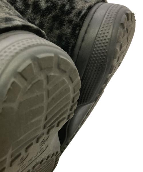 crocs（クロックス）crocs (クロックス) クラシック アンファーゲッタブル レオパード ブーツ グレー サイズ:SIZE W9(25cm)の古着・服飾アイテム