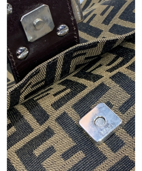 FENDI（フェンディ）FENDI (フェンディ) ズッカ柄ショルダーバッグ ブラウン マンマバケットの古着・服飾アイテム
