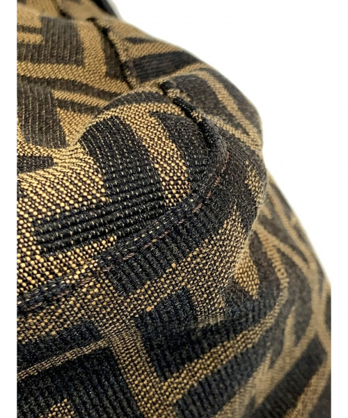 FENDI（フェンディ）FENDI (フェンディ) ズッカ柄ショルダーバッグ ブラウン マンマバケットの古着・服飾アイテム