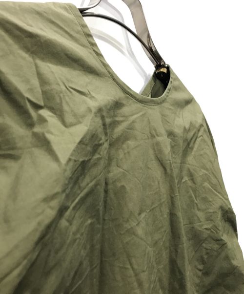 SEVEN TEN by MIHO KAWAHITO（セブン テン バイ ミホ カワヒト）SEVEN TEN by MIHO KAWAHITO (セブン テン バイ ミホ カワヒト) バックボタンコットンポリブラウス オリーブ サイズ:Mの古着・服飾アイテム