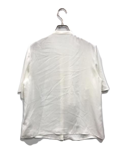 icB（アイシービー）icB (アイシービー) BackSatinAmunzen 5分袖ラッフルデザインブラウス ホワイト サイズ:Sの古着・服飾アイテム