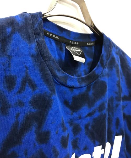 F.C.R.B.（エフシーレアルブリストル）F.C.R.B. (エフシーレアルブリストル) RELAX FIT TIE-DYE AUTHENTIC LOGO TEE ブルー サイズ:Sの古着・服飾アイテム