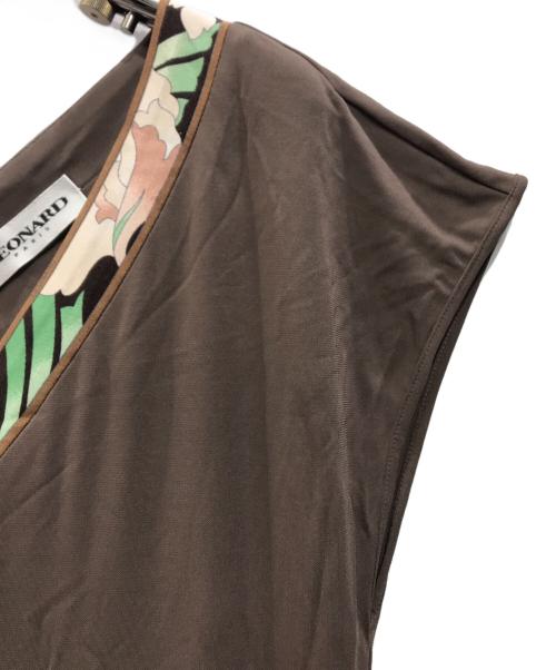 LEONARD（レオナール）LEONARD (レオナール) Vネックワンピース ブラウン サイズ:36の古着・服飾アイテム