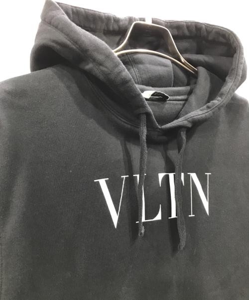 VALENTINO（ヴァレンティノ）VALENTINO (ヴァレンティノ) VLTNロゴプリントパーカー ブラック サイズ:XSの古着・服飾アイテム