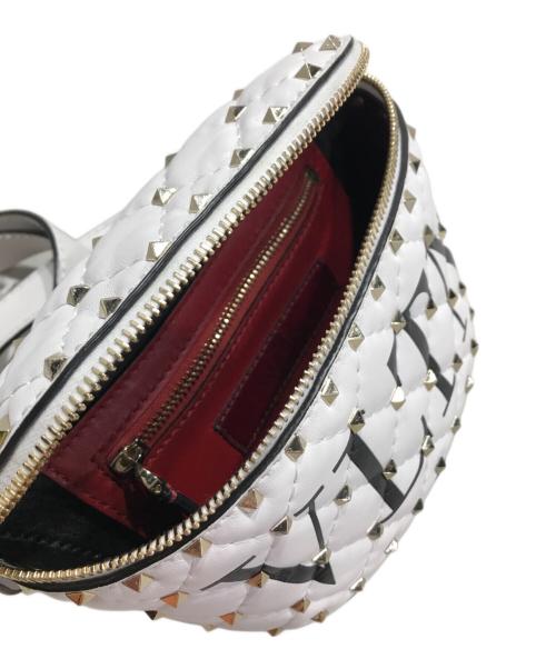 VALENTINO GARAVANI（ヴァレンティノ・ガラヴァーニ）VALENTINO GARAVANI (ヴァレンティノ・ガラヴァーニ) ロックスタッズ ベルトバッグ ホワイトの古着・服飾アイテム