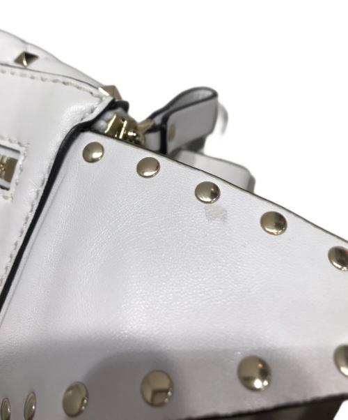 VALENTINO GARAVANI（ヴァレンティノ・ガラヴァーニ）VALENTINO GARAVANI (ヴァレンティノ・ガラヴァーニ) ロックスタッズ ベルトバッグ ホワイトの古着・服飾アイテム