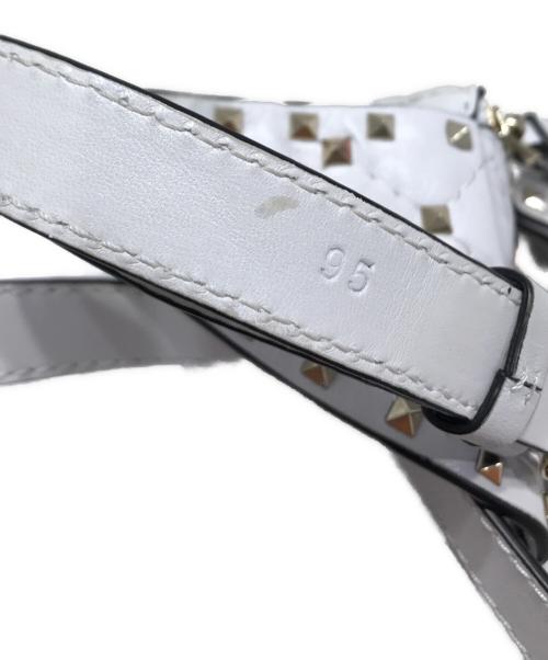 VALENTINO GARAVANI（ヴァレンティノ・ガラヴァーニ）VALENTINO GARAVANI (ヴァレンティノ・ガラヴァーニ) ロックスタッズ ベルトバッグ ホワイトの古着・服飾アイテム