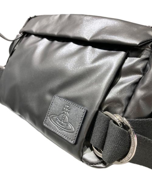 Vivienne Westwood（ヴィヴィアンウエストウッド）Vivienne Westwood (ヴィヴィアンウエストウッド) メタリックユーティリティショルダーバッグ グレーの古着・服飾アイテム