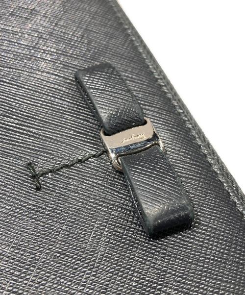Salvatore Ferragamo（サルヴァトーレ フェラガモ）Salvatore Ferragamo (サルヴァトーレ フェラガモ) ヴァラリボンジップウォレット ブラックの古着・服飾アイテム