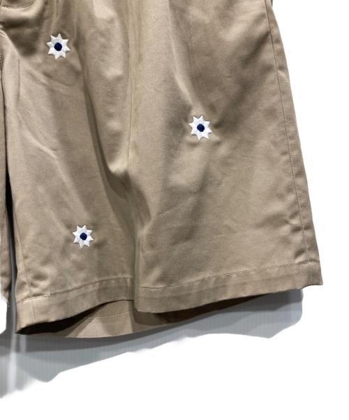 Firsthand（ファーストハンド）Firsthand (ファーストハンド) NICK GEAR (ニックギア) SP Flower CHINO SHORTS ベージュ サイズ:Lの古着・服飾アイテム