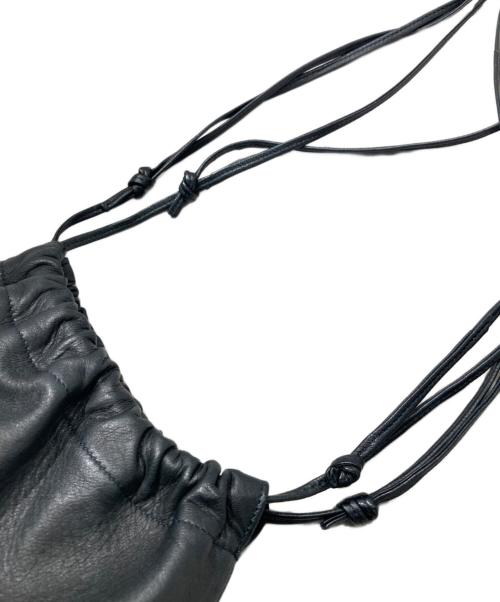 AURALEE（オーラリー）AURALEE (オーラリー) LEATHER SQUARE STRING POUCH ブラックの古着・服飾アイテム