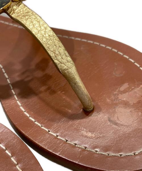 TORY BURCH（トリーバーチ）TORY BURCH (トリーバーチ) フラットサンダル ゴールド×ブラウン サイズ:SIZE 7 1/2 Mの古着・服飾アイテム