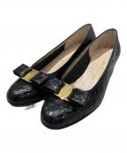 Salvatore Ferragamoサルヴァトーレ フェラガモ）の古着「クロコ型押しヴァラリボンパンプス」｜ブラック