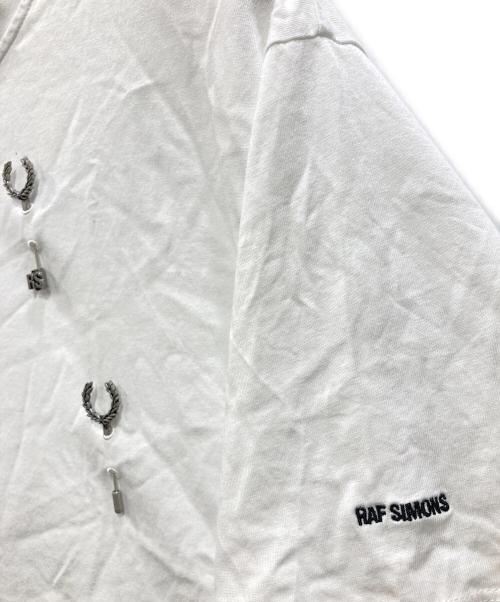 RAF SIMONS（ラフシモンズ）RAF SIMONS (ラフシモンズ) FRED PERRY (フレッドペリー) コラボTシャツ ホワイト サイズ:Mの古着・服飾アイテム