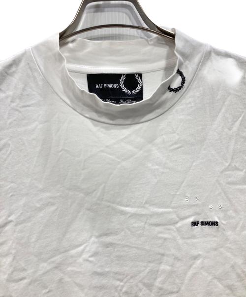 RAF SIMONS（ラフシモンズ）RAF SIMONS (ラフシモンズ) FRED PERRY (フレッドペリー) コラボロゴ刺繍Tシャツ ホワイト サイズ:Lの古着・服飾アイテム