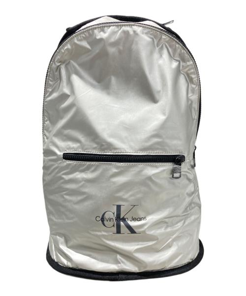 Calvin Klein Jeans（カルバンクラインジーンズ）Calvin Klein Jeans (カルバンクラインジーンズ) リュック シルバー サイズ:-の古着・服飾アイテム