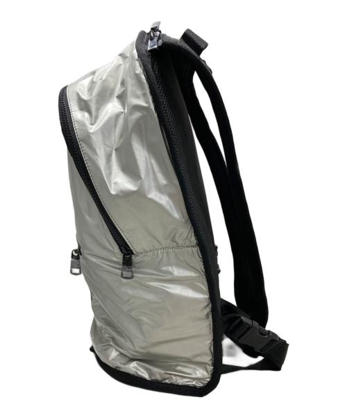 Calvin Klein Jeans（カルバンクラインジーンズ）Calvin Klein Jeans (カルバンクラインジーンズ) リュック シルバー サイズ:-の古着・服飾アイテム