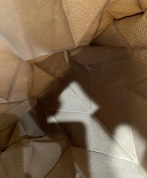 ISSEY MIYAKE（イッセイミヤケ）ISSEY MIYAKE (イッセイミヤケ) iittala (イッタラ) プリーツトートバッグ ベージュ サイズ:-の古着・服飾アイテム