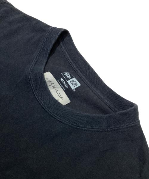 Yohji Yamamoto pour homme（ヨウジヤマモト プールオム）Yohji Yamamoto pour homme (ヨウジヤマモト プールオム) New Era (ニューエラ) プリントTシャツ ブラック サイズ:Mの古着・服飾アイテム