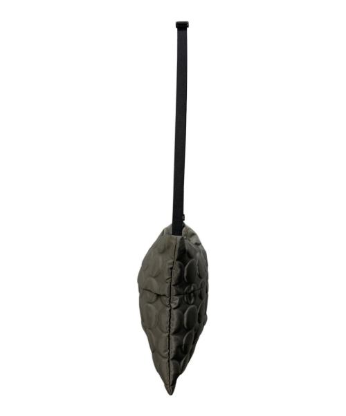 acrylic（アクリリック）acrylic (アクリリック) Tack Shoulder DOT Emboss グレーの古着・服飾アイテム