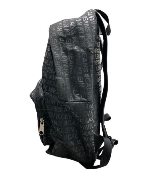 Calvin Klein Jeans（カルバンクラインジーンズ）Calvin Klein Jeans (カルバンクラインジーンズ) 総柄ロゴリュック ブラック サイズ:-の古着・服飾アイテム