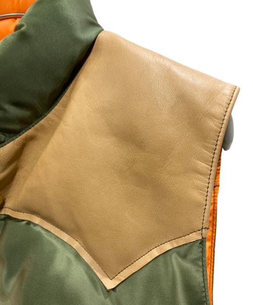 Rocky Mountain FeatherBed（ロッキーマウンテンフェザーベッド）Rocky Mountain FeatherBed (ロッキーマウンテンフェザーベッド) BEAMS (ビームス) PORTER (ポーター) ヨークレザーダウンベスト ベージュ×カーキ サイズ:Mの古着・服飾アイテム