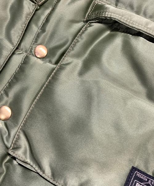 Rocky Mountain FeatherBed（ロッキーマウンテンフェザーベッド）Rocky Mountain FeatherBed (ロッキーマウンテンフェザーベッド) BEAMS (ビームス) PORTER (ポーター) ヨークレザーダウンベスト ベージュ×カーキ サイズ:Mの古着・服飾アイテム