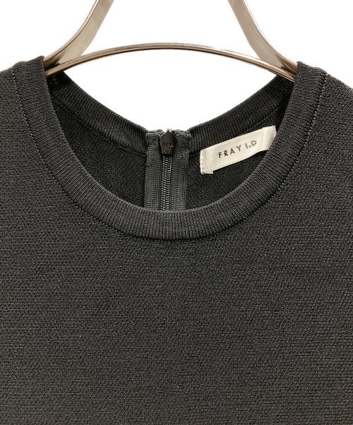 FRAY ID（フレイ アイディー）FRAY ID (フレイ アイディー) スカラップジャガードニットワンピース ブラック サイズ:Free 未使用品の古着・服飾アイテム