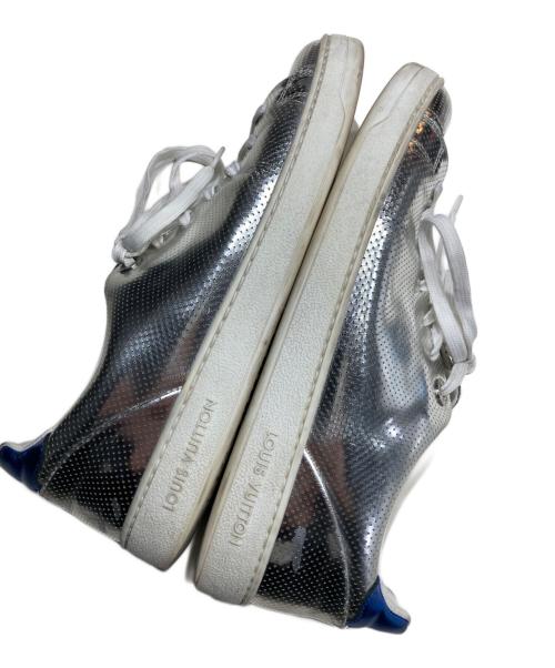 LOUIS VUITTON（ルイ ヴィトン）LOUIS VUITTON (ルイ ヴィトン) メタリックローカットスニーカー シルバー サイズ:5の古着・服飾アイテム