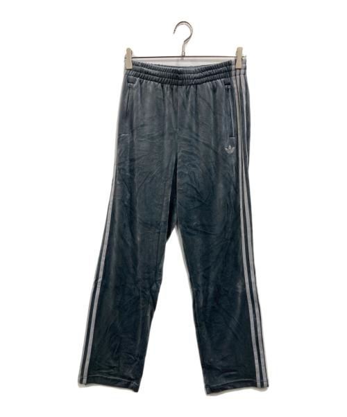 adidas（アディダス）adidas (アディダス) FIREBIRD VELOUR TRACK PANTS グレー サイズ:SIZE Sの古着・服飾アイテム