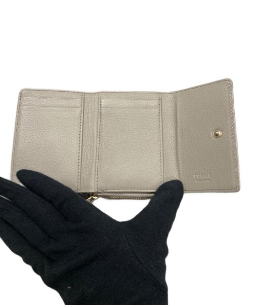 russet（ラシット）russet (ラシット) エンボスモノグラム3つ折り財布 グレーの古着・服飾アイテム