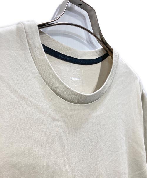 F.C.R.B.（エフシーレアルブリストル）F.C.R.B. (エフシーレアルブリストル) SIDE LOGO TEE アイボリー サイズ:Lの古着・服飾アイテム