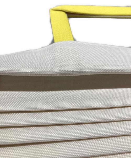 ISSEY MIYAKE me（イッセイ ミヤケ ミー）ISSEY MIYAKE me (イッセイ ミヤケ ミー) アコーディオン プリーツ トートバッグ イエローの古着・服飾アイテム