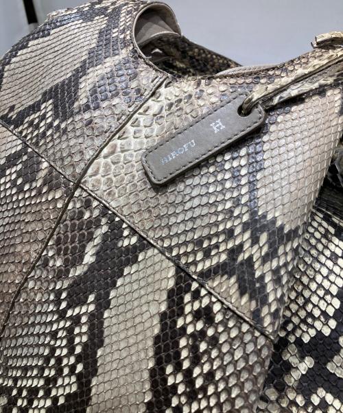 HIROFU（ヒロフ）HIROFU (ヒロフ) パイソントートバッグ ベージュの古着・服飾アイテム