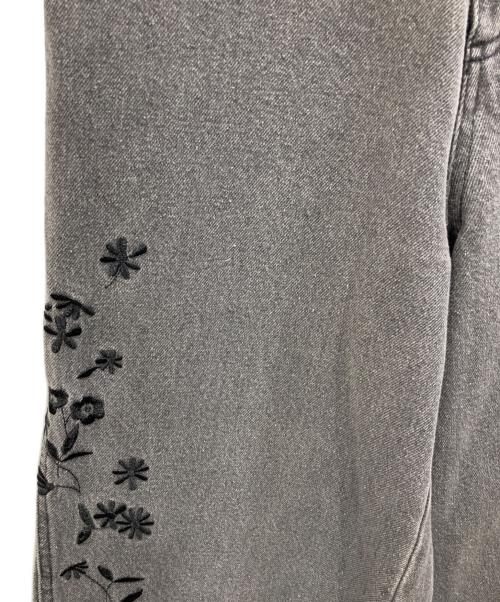 furfur（ファーファー）furfur (ファーファー) フラワー刺繍デニムパンツ グレー サイズ:1の古着・服飾アイテム
