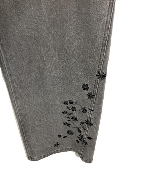 furfur（ファーファー）furfur (ファーファー) フラワー刺繍デニムパンツ グレー サイズ:1の古着・服飾アイテム