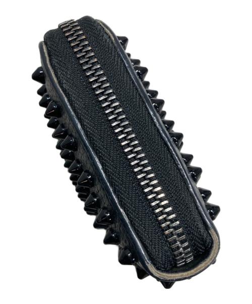 Christian Louboutin（クリスチャン・ルブタン）Christian Louboutin (クリスチャン・ルブタン) スパイクラウンドファスナー財布 ブラックの古着・服飾アイテム