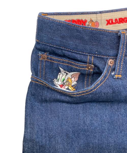 X-LARGE（エクストララージ）X-LARGE (エクストララージ) コラボデニムパンツ インディゴ サイズ:SIZE 81cm (W32)の古着・服飾アイテム