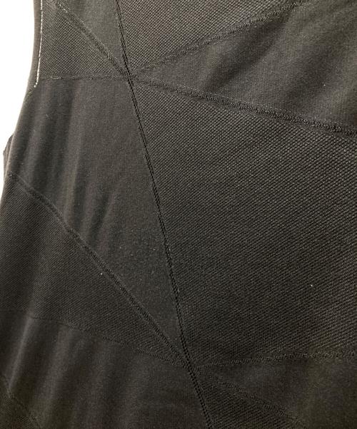 ISSEY MIYAKE（イッセイミヤケ）ISSEY MIYAKE (イッセイミヤケ) ノースリーブカットソー ブラック サイズ:Mの古着・服飾アイテム