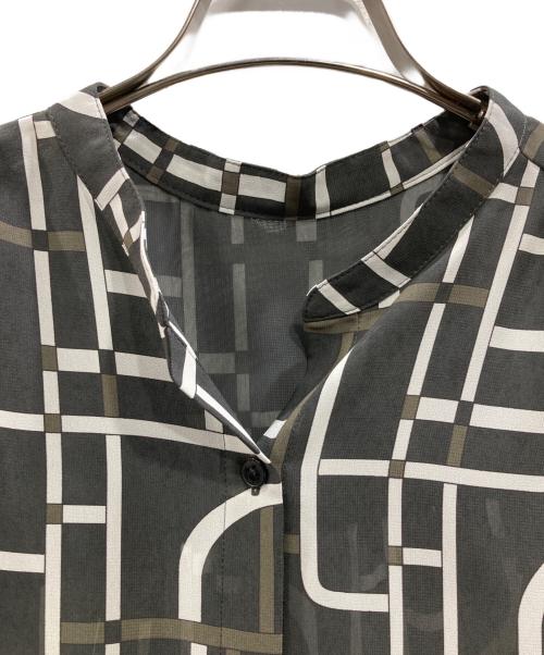 自由区（ジユウク）自由区 (ジユウク) ジオメトリックレトロプリント ブラウス ダークグレー サイズ:46の古着・服飾アイテム