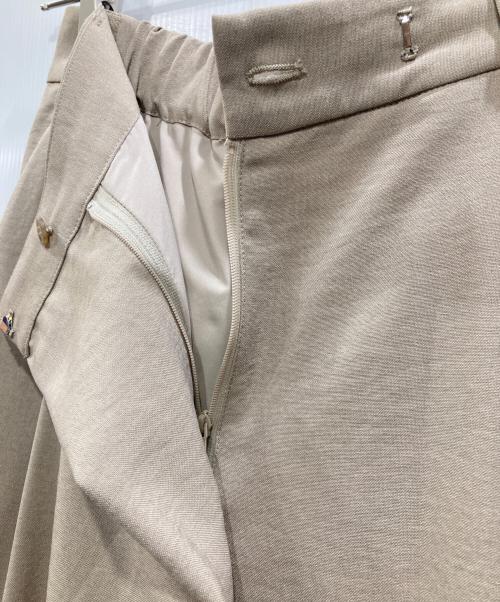 SIMPLICITE（シンプリシテ）simplicite (シンプリシテ) アシンメトリータックパンツ ベージュ サイズ:Mの古着・服飾アイテム