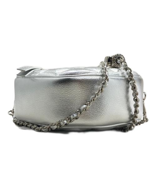 CHARLES & KEITH（チャールズアンドキース）CHARLES & KEITH (チャールズアンドキース) フィロメナ キルトハートクロスボディバッグ シルバーの古着・服飾アイテム