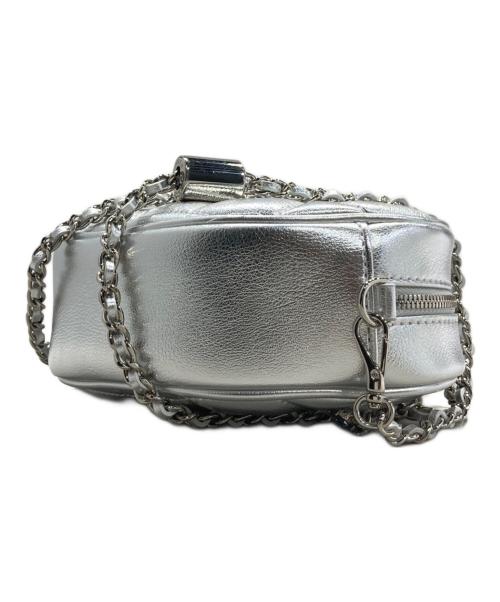 CHARLES & KEITH（チャールズアンドキース）CHARLES & KEITH (チャールズアンドキース) フィロメナ キルトハートクロスボディバッグ シルバーの古着・服飾アイテム