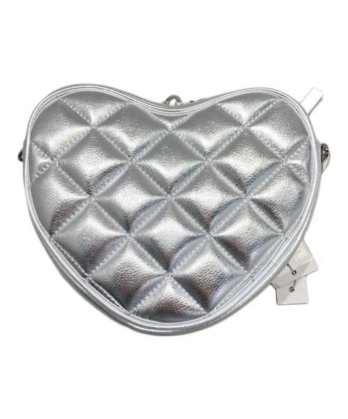 CHARLES & KEITH（チャールズアンドキース）CHARLES & KEITH (チャールズアンドキース) フィロメナ キルトハートクロスボディバッグ シルバーの古着・服飾アイテム