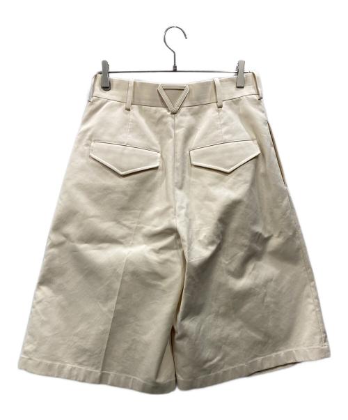 BOTTEGA VENETA（ボッテガベネタ）BOTTEGA VENETA (ボッテガベネタ) タックワイドショートパンツ アイボリー サイズ:38の古着・服飾アイテム