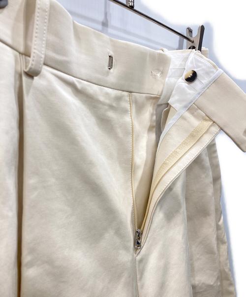BOTTEGA VENETA（ボッテガベネタ）BOTTEGA VENETA (ボッテガベネタ) タックワイドショートパンツ アイボリー サイズ:38の古着・服飾アイテム